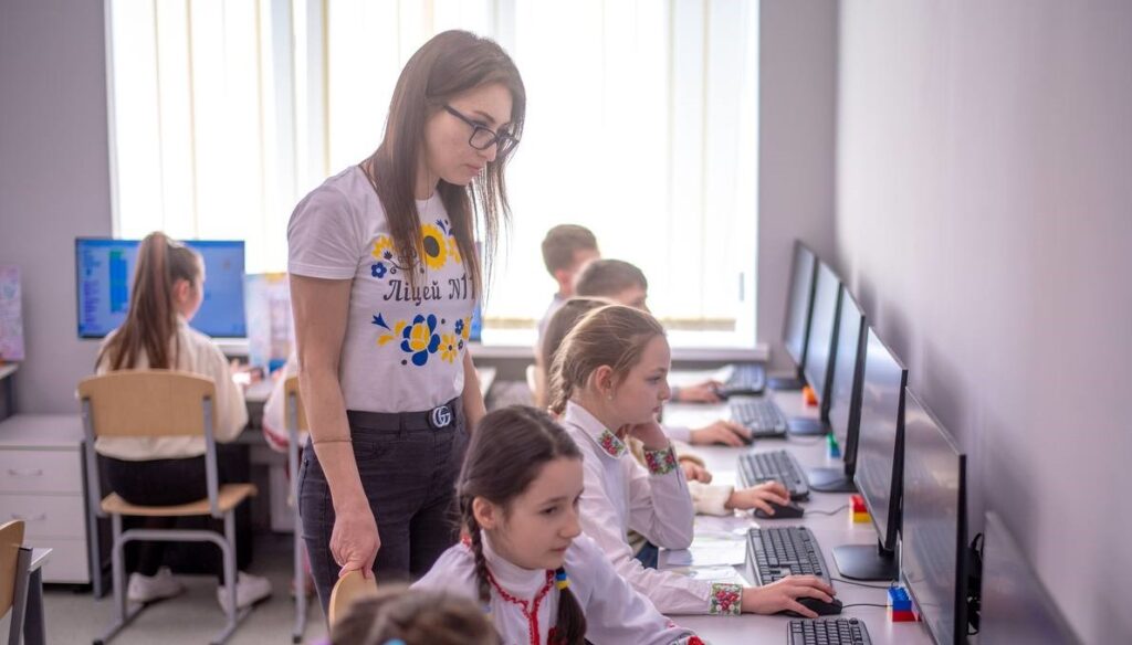 В Кам'янському відкрили окрему будівлю початкової школи ліцею №11 - ФОТО