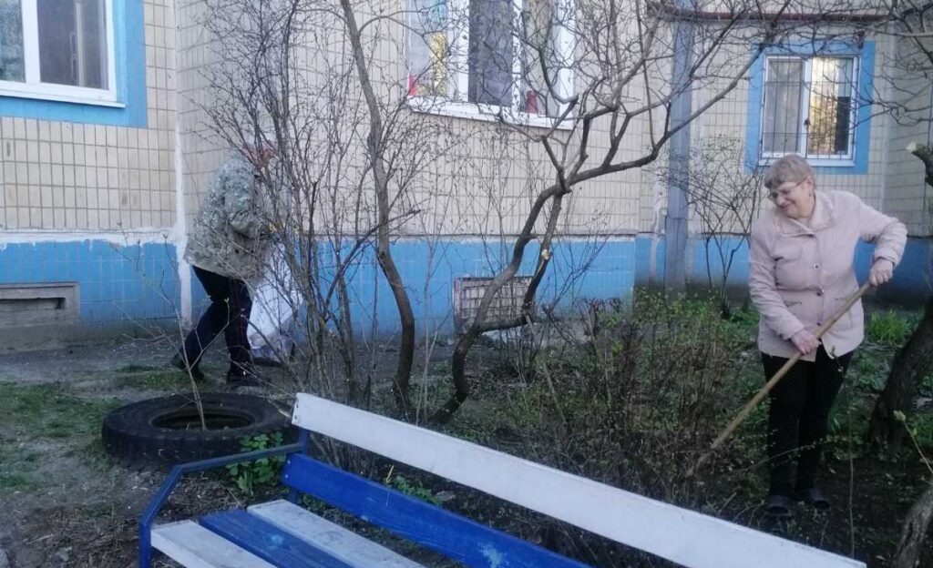 В Кам'янському активні громадяни продовжують наводити лад біля своїх будинків - ФОТО