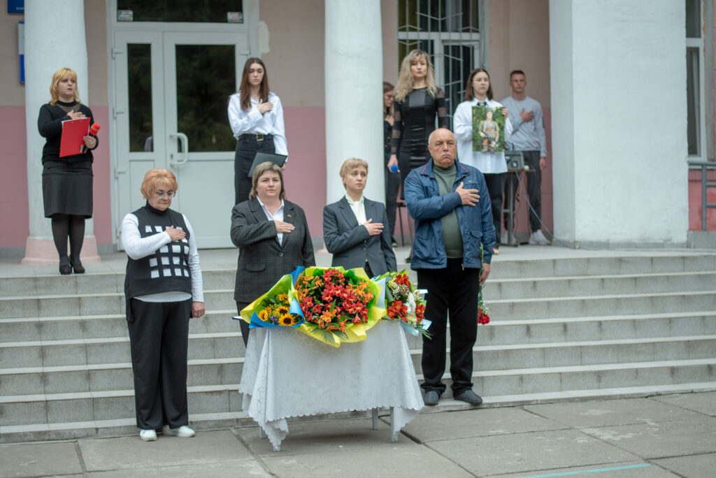 Меморіальну дошку на честь загиблого у війні з окупантами кам'янчанина Євгенія Лістратова встановили у ліцеї №31, де навчався захисник - ФОТО