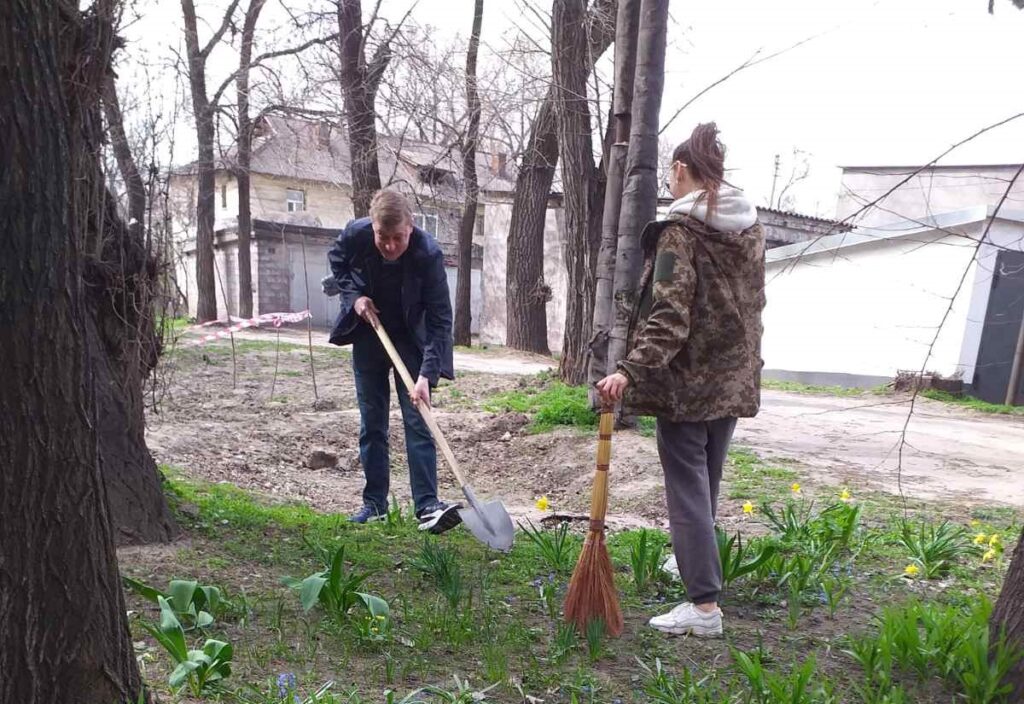 В Кам'янському активні громадяни продовжують наводити лад біля своїх будинків - ФОТО