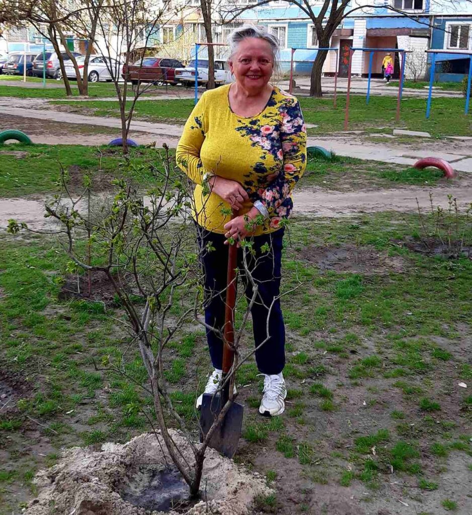 В Кам'янському активні громадяни продовжують наводити лад біля своїх будинків - ФОТО