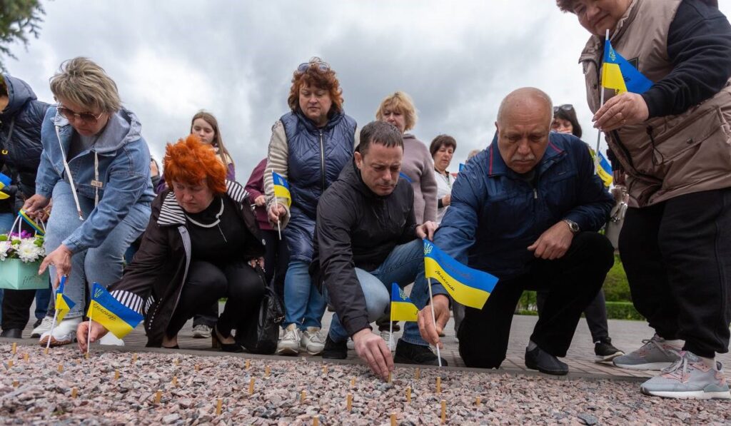 В Кам'янському відбулась акція «Місце пам’яті та єднання» - ФОТО