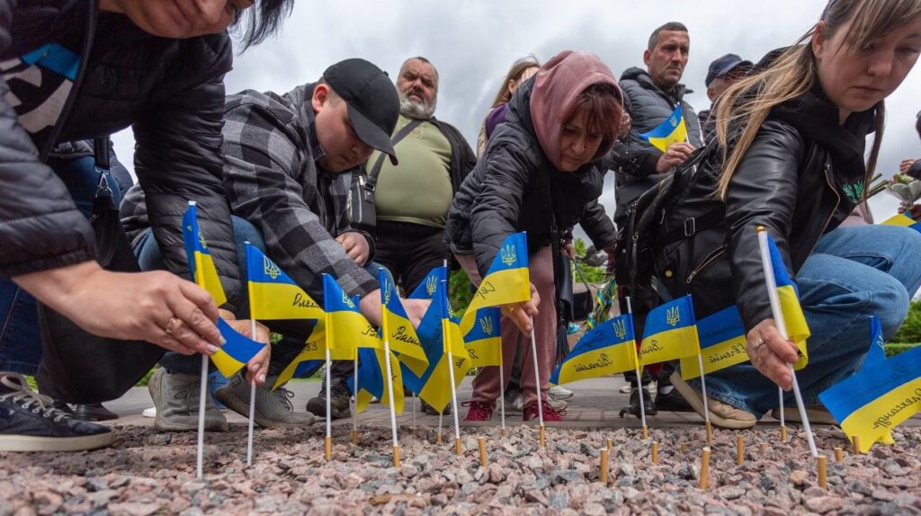В Кам'янському відбулась акція «Місце пам’яті та єднання» - ФОТО