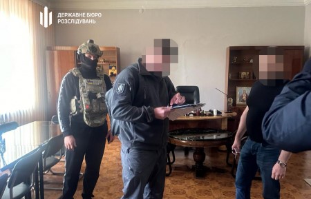 Мер та секретар міськради на Дніпропетровщині вимагали 30 тис. доларів у підприємця, що хотів побудувати гуртожиток для переселенців - ФОТО
