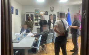 Мер та секретар міськради на Дніпропетровщині вимагали 30 тис. доларів у підприємця, що хотів побудувати гуртожиток для переселенців - ФОТО