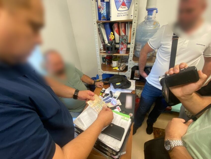 Вимагали хабарі від поранених військових за оформлення групи інвалідності: на Дніпропетровщині викрито посадовців МСЕК
