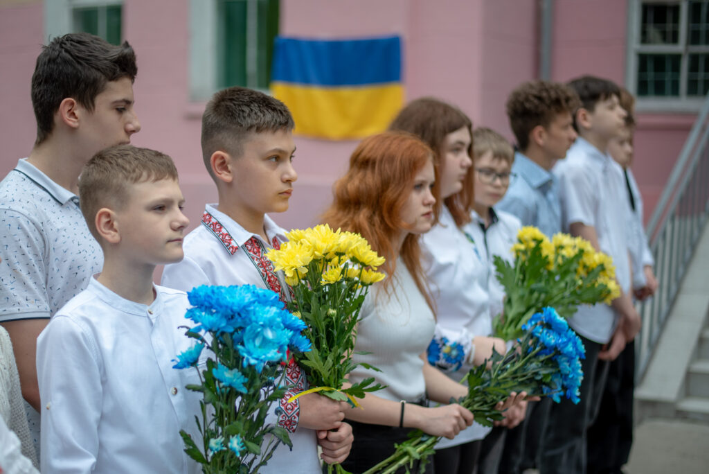 Меморіальну дошку на честь загиблого у війні з окупантами кам'янчанина Євгенія Лістратова встановили у ліцеї №31, де навчався захисник - ФОТО