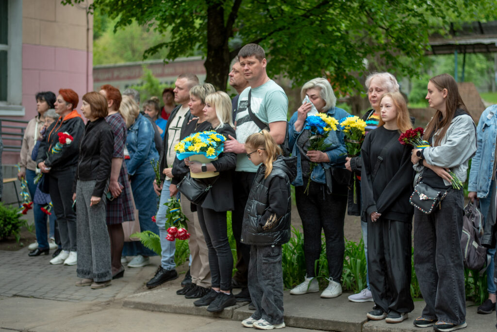 Меморіальну дошку на честь загиблого у війні з окупантами кам'янчанина Євгенія Лістратова встановили у ліцеї №31, де навчався захисник - ФОТО