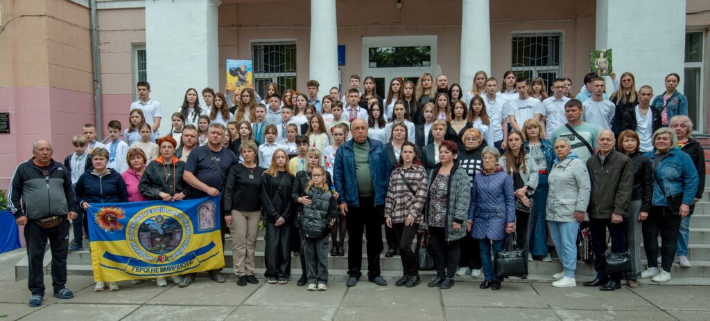 Меморіальну дошку на честь загиблого у війні з окупантами кам'янчанина Євгенія Лістратова встановили у ліцеї №31, де навчався захисник - ФОТО