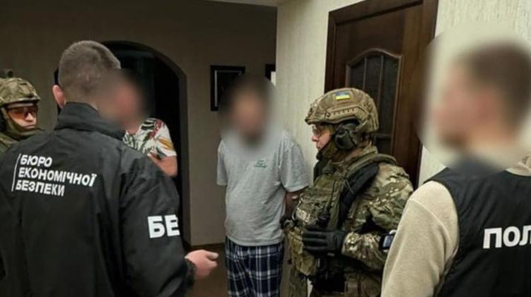 Чиновників Дніпровської міськради підозрюють у привласненні 8,5 млн грн бюджетних коштів, які вони «заробили», купуючи обладнання для військових за завищеними цінами