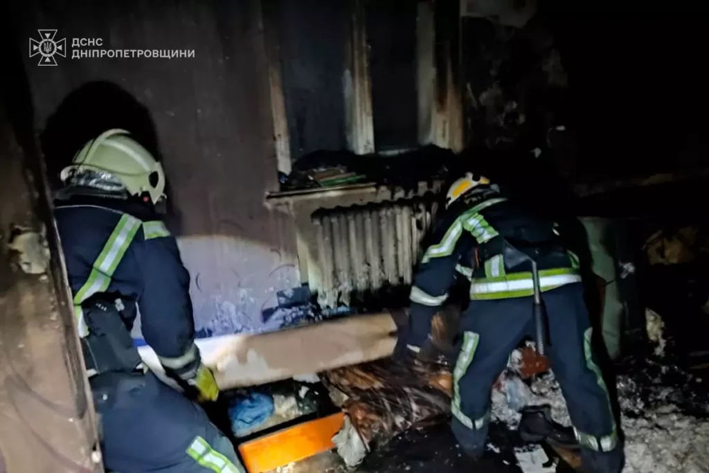 В Кам'янському сьогодні вночі горіла квартира на вул. Освітній, пожежники виявили тіло чоловіка - ФОТО