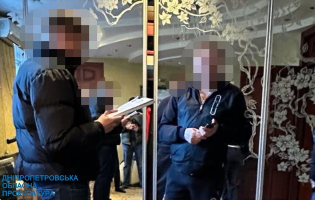 На Дніпропетровщині мера одного з міст та чотирьох співучасників підозрюють у розкраданні двох млн грн бюджетних коштів - ФОТО