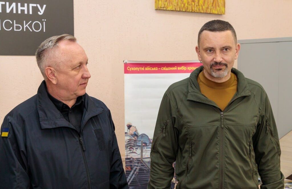 У Кам’янському запрацював Центр рекрутингу української армії - ФОТО