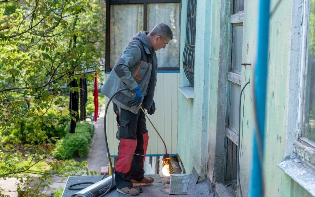 В Кам'янському комунальники проводять ремонти внутрішньобудинкових мереж - ФОТО