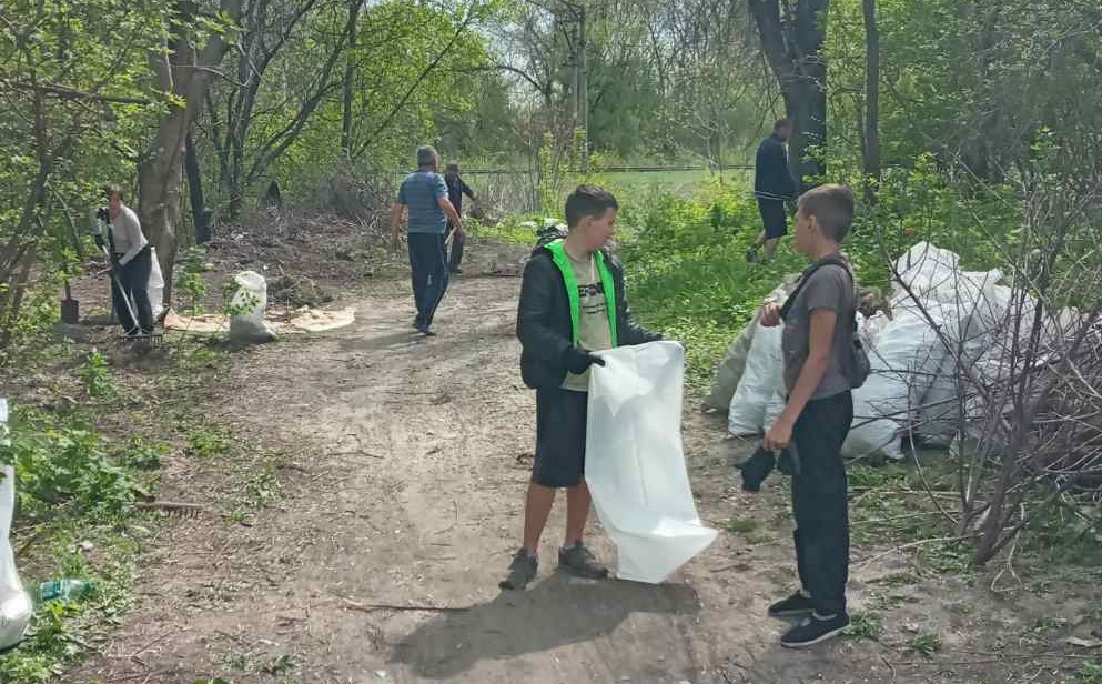 Представники квартальних комітетів Кам'янського долучилися до акції «Тиждень довкілля» - ФОТО