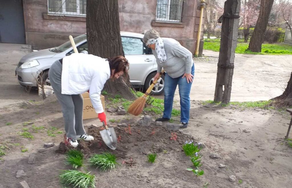 В Кам'янському активні громадяни продовжують наводити лад біля своїх будинків - ФОТО