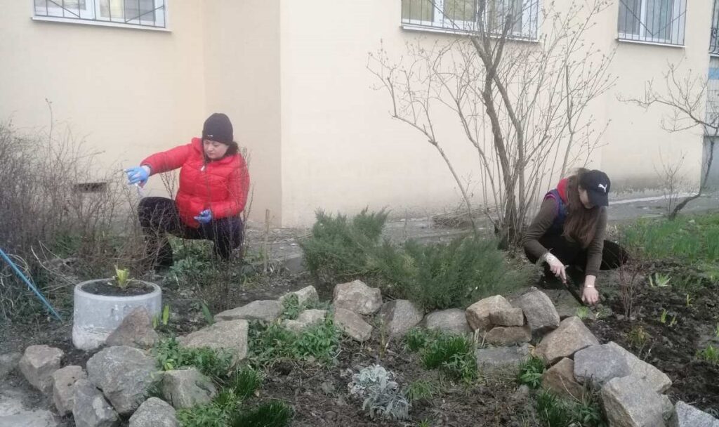 В Кам'янському активні громадяни продовжують наводити лад біля своїх будинків - ФОТО