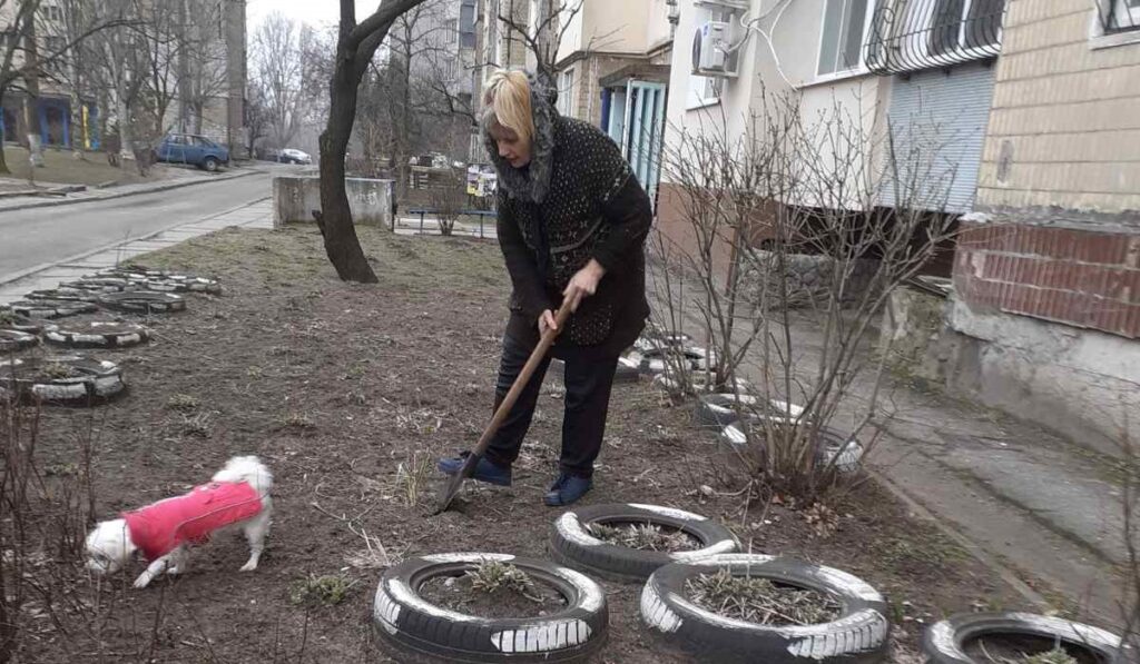 В Кам'янському активні громадяни продовжують наводити лад біля своїх будинків - ФОТО