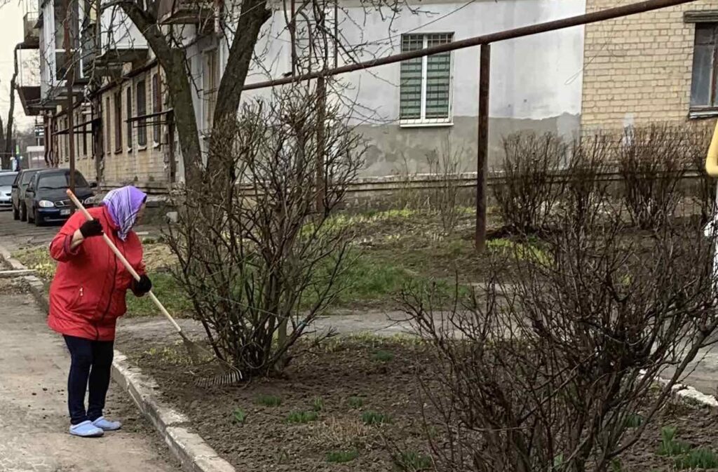 В Кам'янському активні громадяни продовжують наводити лад біля своїх будинків - ФОТО