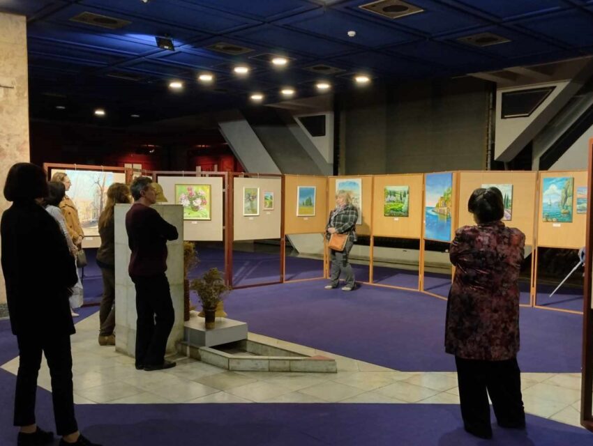 Проліски, крокуси та травневі півонії розцвіли в Музеї історії Кам’янського завдяки місцевим митцям