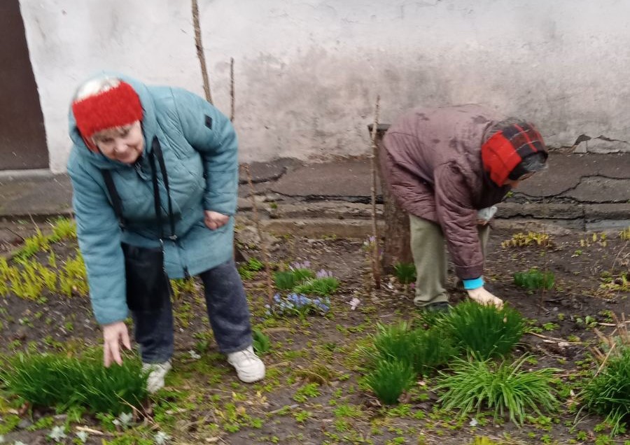 В Кам'янському активні громадяни продовжують наводити лад біля своїх будинків - ФОТО