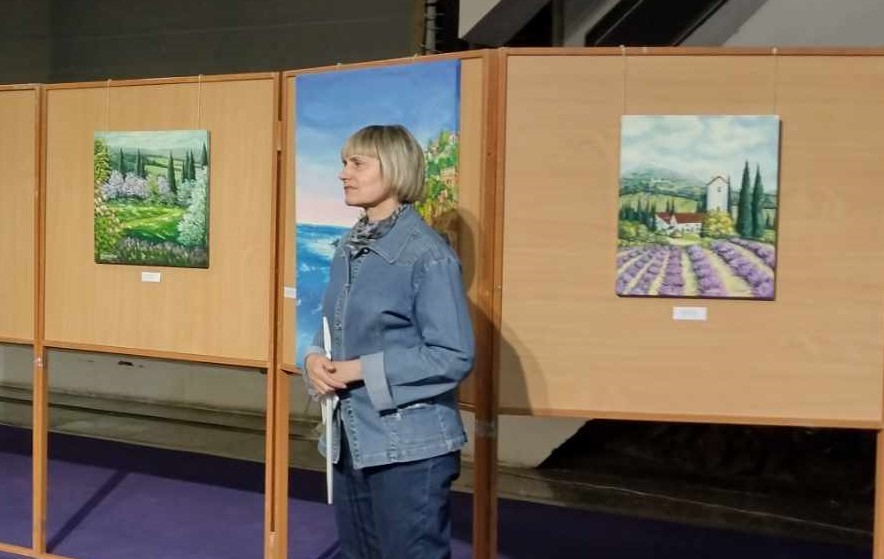 Проліски, крокуси та травневі півонії розцвіли в Музеї історії Кам'янського завдяки місцевим митцям - ФОТО