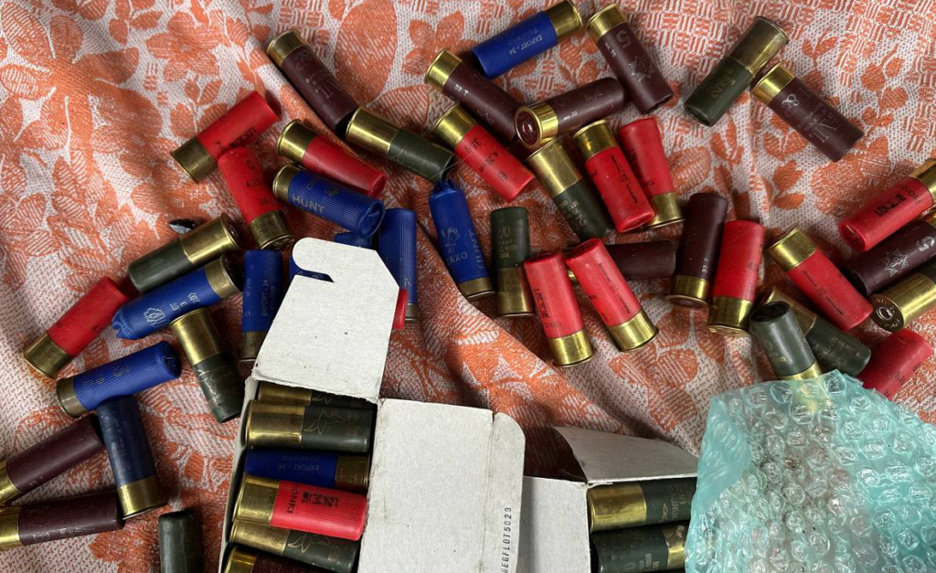 На Дніпропетровщині затримали чоловіків, які вимагали "борг" у підприємця, що займається ритуальним бізнесом - ФОТО