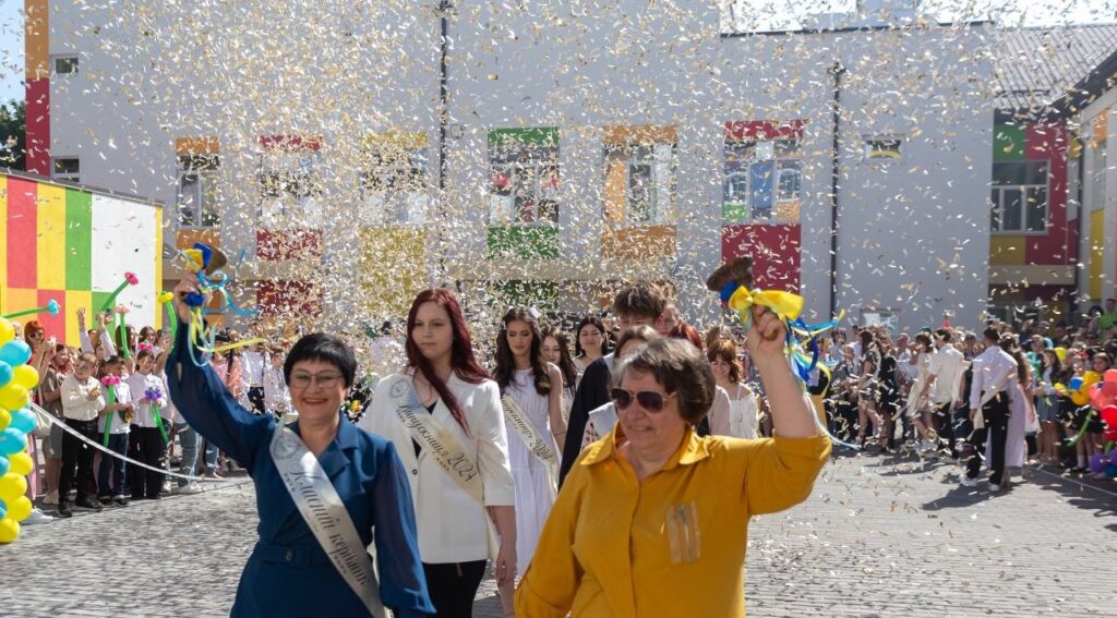 В навчальних закладах Кам'янського пролунав останній дзвоник - ФОТО