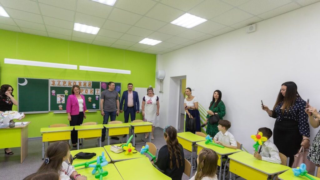 В навчальних закладах Кам'янського пролунав останній дзвоник - ФОТО