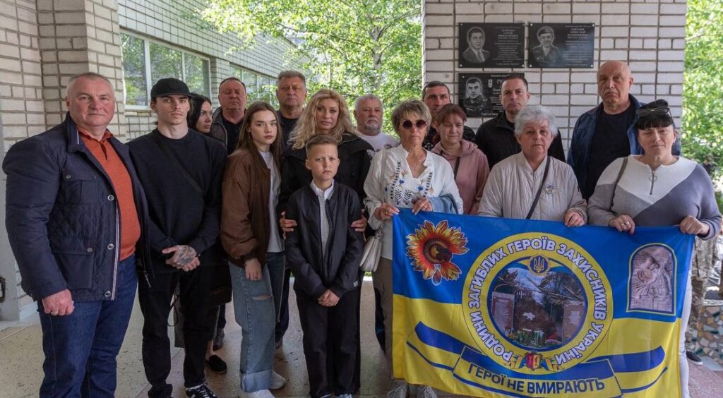 В Ліцеї НІТ Кам'янського відкрили меморіальну дошку на честь загиблого на війні випускника закладу Андрія Гудима - ФОТО