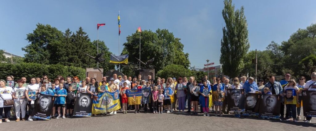 В Кам'янському сьогодні в пам'ять про загиблих на війні героїв провели захід «Біжу та пам’ятаю» - ФОТО
