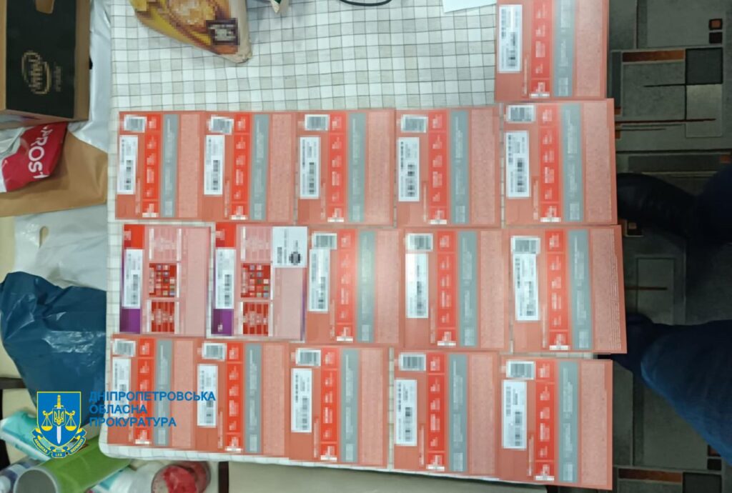 Трьох мешканців Кам'янського району засудили за виманювання грошей у родичів військових та волонтерів - ФОТО