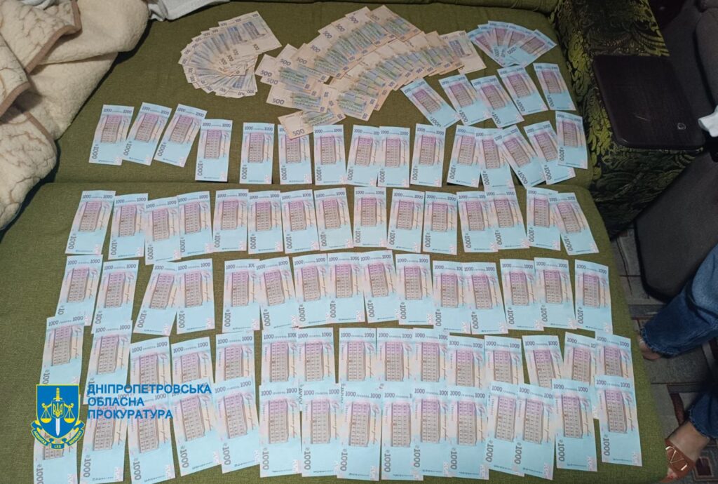 Трьох мешканців Кам'янського району засудили за виманювання грошей у родичів військових та волонтерів - ФОТО
