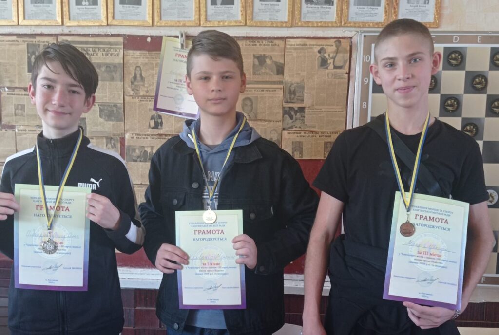 Єва Бабій і Максим Кривоніс — переможці чемпіонату Кам`янського з міжнародних шашок - ФОТО