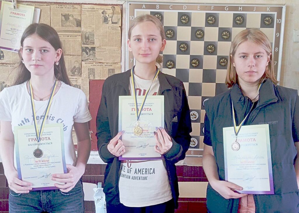 Єва Бабій і Максим Кривоніс — переможці чемпіонату Кам`янського з міжнародних шашок - ФОТО