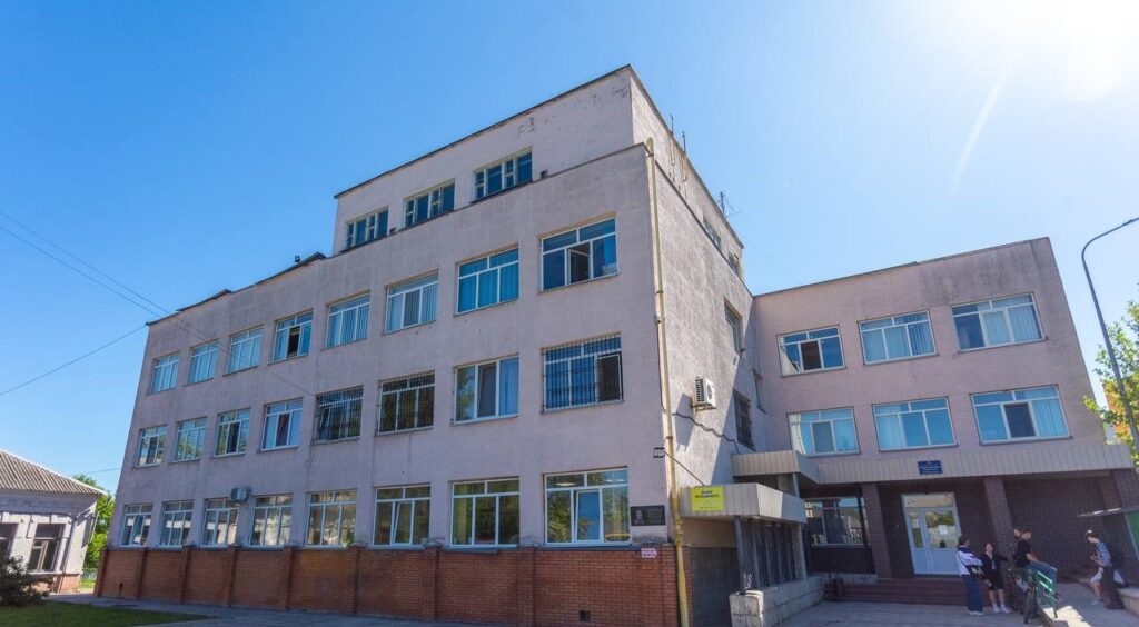 В Кам'янському освітні заклади вже почали готувати до нового навчального року - ФОТО