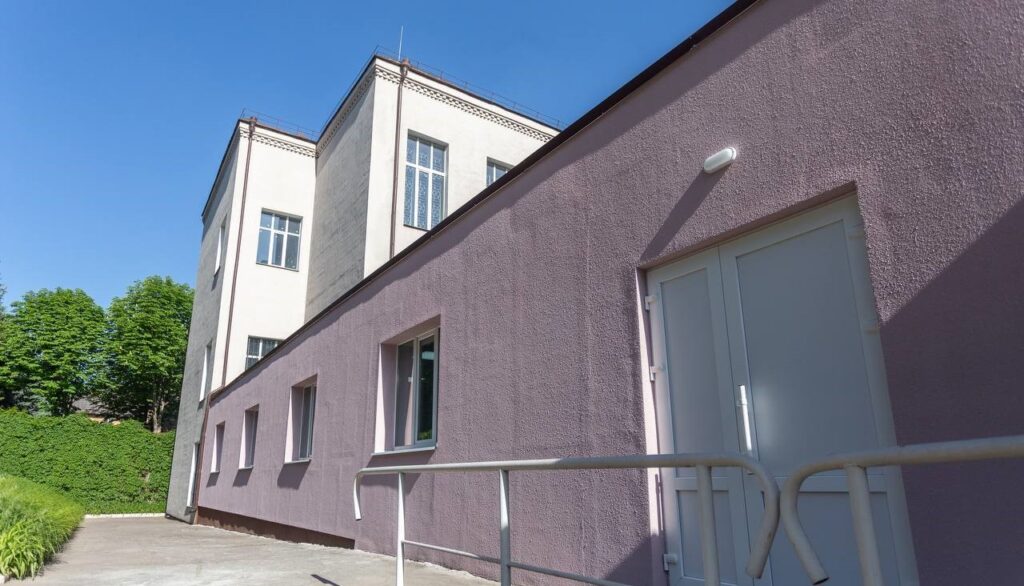 В Кам'янському освітні заклади вже почали готувати до нового навчального року - ФОТО
