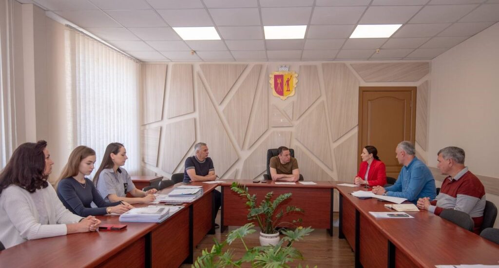 В Кам'янському мешканці зруйнованих та пошкоджених внаслідок ворожої атаки будинків вже почали отримувати матеріальну допомогу - ФОТО