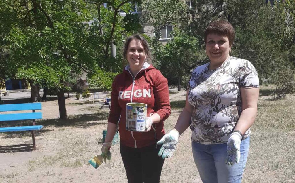 В Кам'янському активні громадяни продовжують наводити лад на прибудинкових територіях - ФОТО
