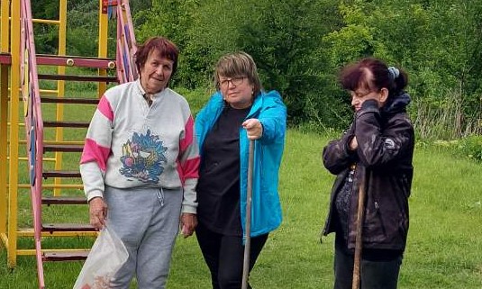 В Кам'янському активні громадяни продовжують наводити лад на прибудинкових територіях - ФОТО