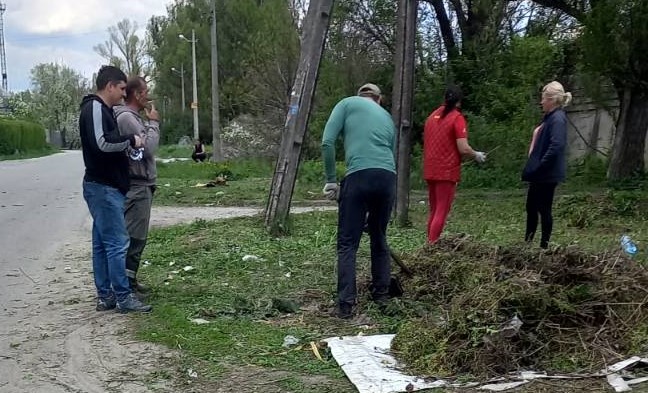 В Кам'янському активні громадяни продовжують наводити лад на прибудинкових територіях - ФОТО