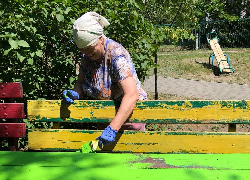 В Кам'янському активні громадяни продовжують наводити лад на прибудинкових територіях - ФОТО