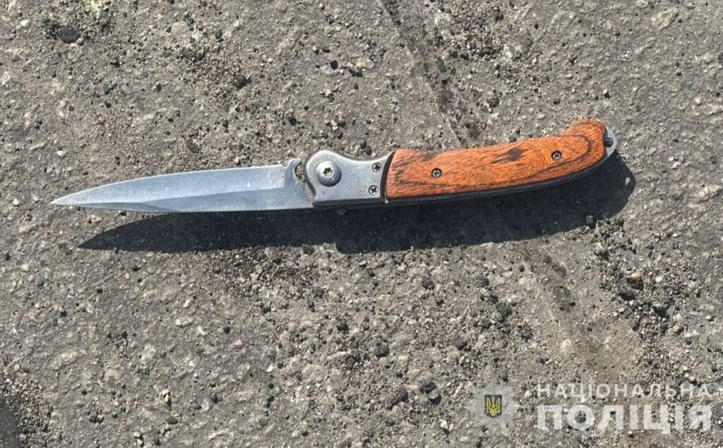 На Дніпропетровщині п'яний чоловік вдарив ножем співробітника ТЦК та СП - ФОТО