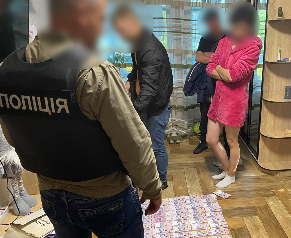 На Дніпропетровщині чиновників від освіти та підприємців-підрядників підозрюють у розкраданні понад мільйона гривень на ремонті шкільного укриття - ФОТО