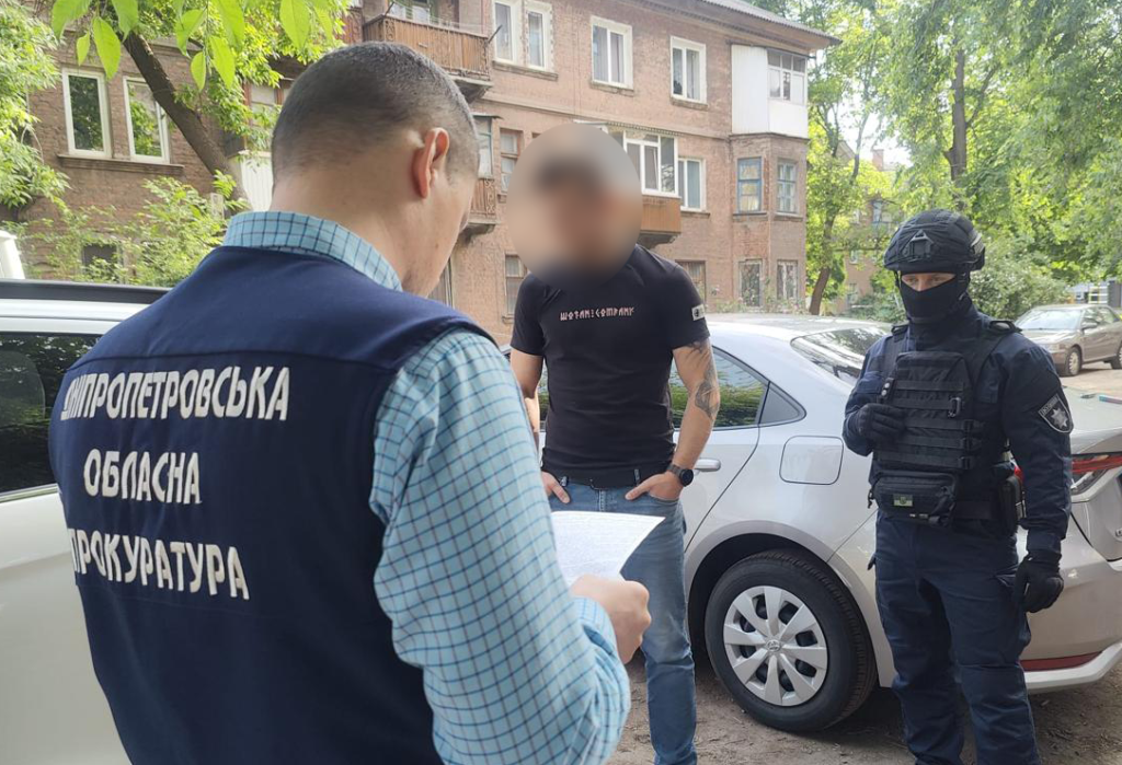 На Дніпропетровщині чиновників від освіти та підприємців-підрядників підозрюють у розкраданні понад мільйона гривень на ремонті шкільного укриття - ФОТО