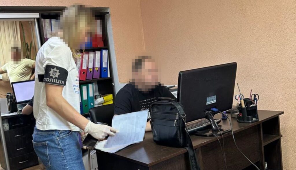 На Дніпропетровщині чиновників від освіти та підприємців-підрядників підозрюють у розкраданні понад мільйона гривень на ремонті шкільного укриття - ФОТО