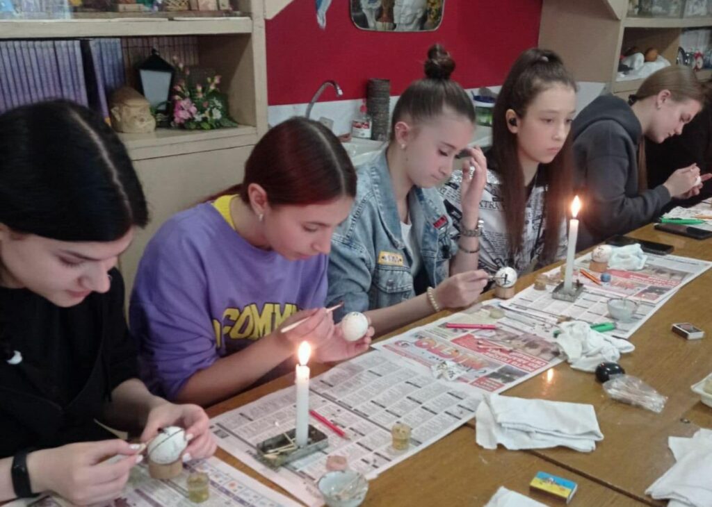 Дві тисячі пасок, тисяча крашанок та понад 170 тисяч гривень: в освітніх закладах Кам'янського збирали Великодні кошики для ЗСУ - ФОТО