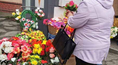 Де в Кам’янському торгуватимуть квітами та солодощами до поминальних днів