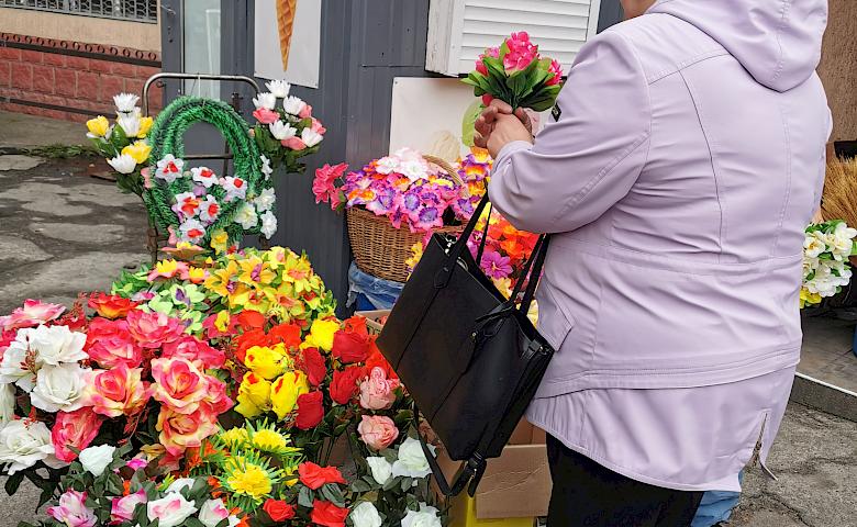 Де в Кам’янському торгуватимуть квітами та солодощами до поминальних днів