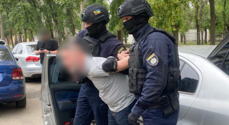 На Дніпропетровщині затримали чоловіків, які вимагали “борг” у підприємця, що займається ритуальним бізнесом (Відео)